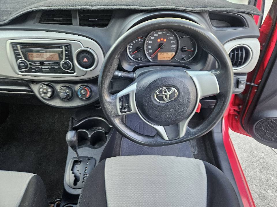 2013 Toyota yaris yr 5 door automatic11.jpg